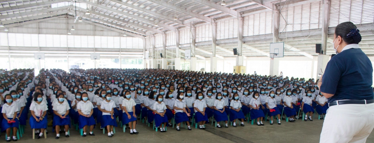 Tzu Chi volunteer Judy Lao speaks to the large crowd of students and thanked them for their beautifully-executed and heartwarming performances. 【Photo by Matt Serrano】