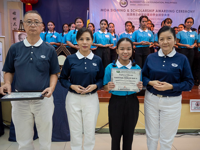 Tzu Chi volunteers lead the awarding of certificates of scholarship to new Tzu Chi scholars. 【Photo by Matt Serrano】