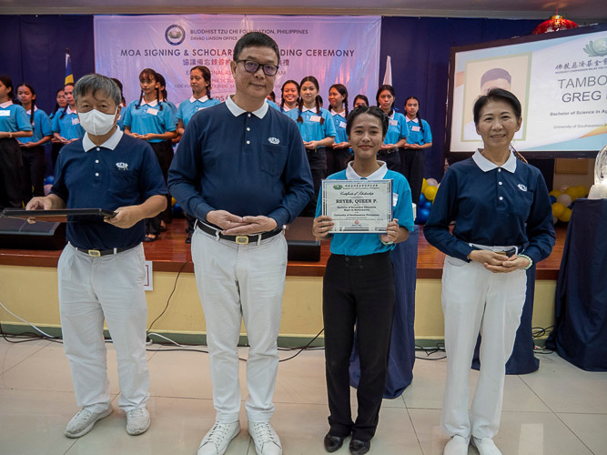 Tzu Chi volunteers lead the awarding of certificates of scholarship to new Tzu Chi scholars. 【Photo by Matt Serrano】 