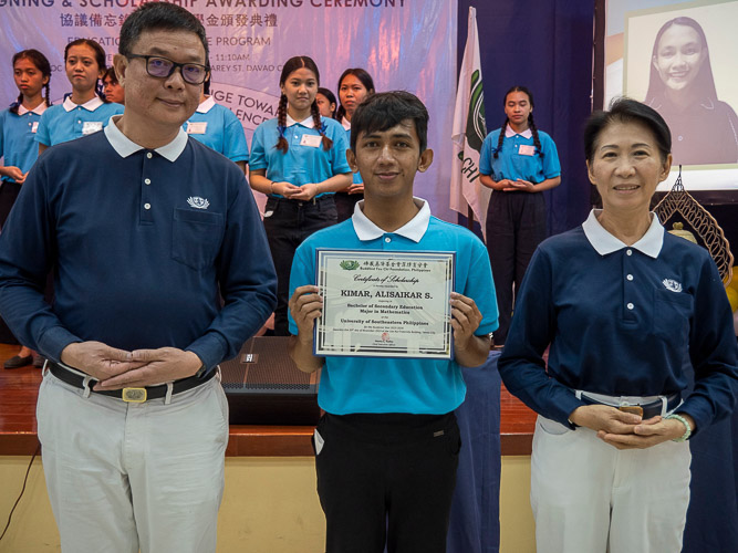 Tzu Chi scholar Alisaikar Kimar receives his certificate of scholarship. 【Photo by Matt Serrano】