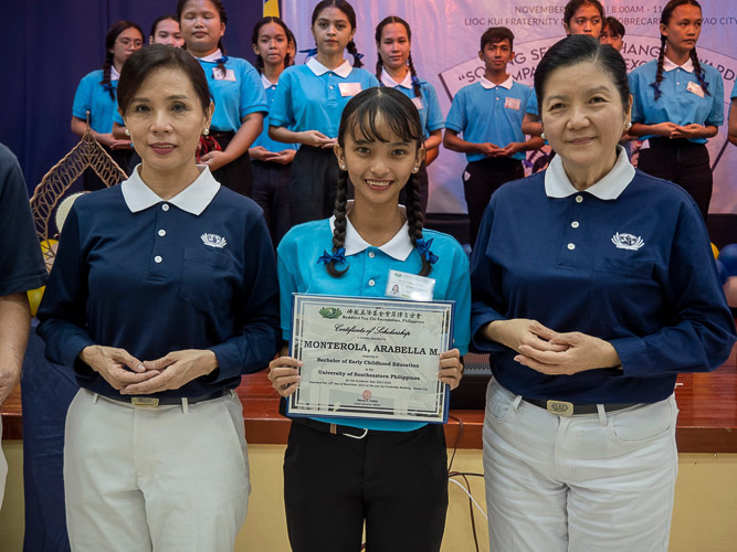 Tzu Chi scholar Arabella Nicole Monterola receives her certificate of scholarship. 【Photo by Matt Serrano】