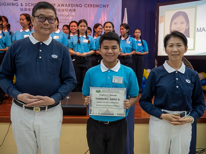 Tzu Chi volunteers lead the awarding of certificates of scholarship to new Tzu Chi scholars. 【Photo by Matt Serrano】