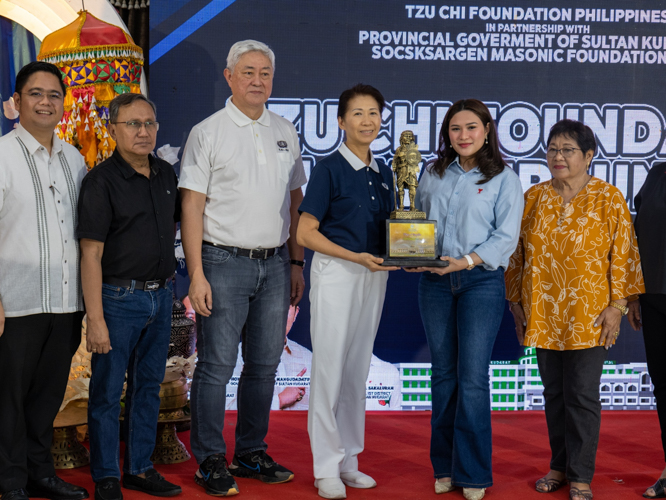 The Provincial Government of Sultan Kudarat awards a Plaque of Recognition to Tzu Chi Foundation Philippines during a fellowship luncheon at the 262nd Tzu Chi Medical Mission. 【Photo by Jeaneal Dando】