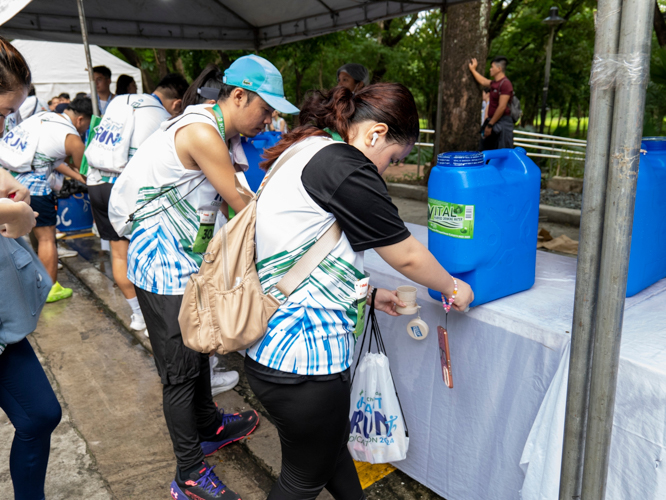Runners drank out of collapsible wheat straw cups. Because of these reusable cups, were no single-use plastic or paper cups littered on the road.