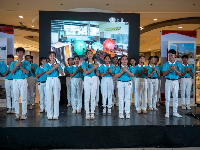 Tzu Chi scholars and children from Palo Great Love Village perform a song with sign language. 【Photo by Matt Serrano】