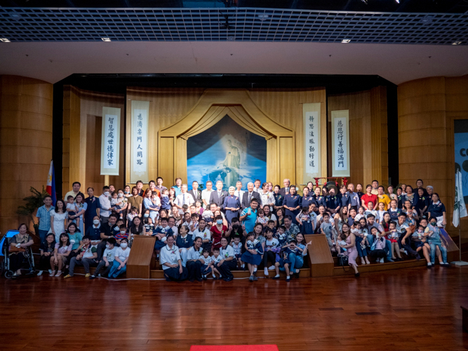 Tzu Chi Great Love Preschool Philippines’ officers, teachers, and staff join students and their families in a group shot after the ceremony. 【Photo by Harold Alzaga】