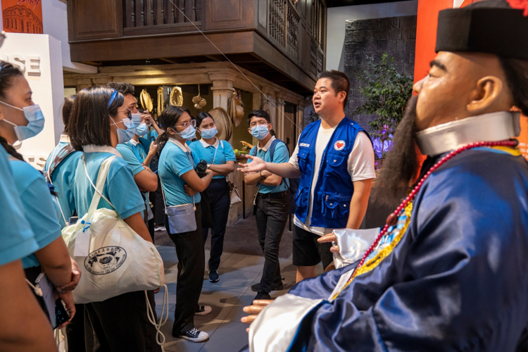 Tour guides discuss the relevant contributions of Chinese in various aspects of Philippine life. 【Photo by Matt Serrano】