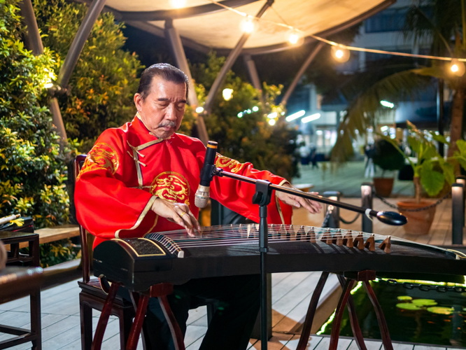 The Tzu Chi tea ceremony is accompanied by live soothing music. 【Photo by Daniel Lazar】