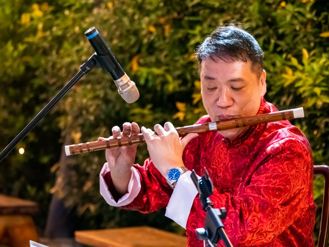 The Tzu Chi tea ceremony is accompanied by live soothing music. 【Photo by Daniel Lazar】