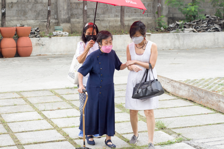 Accompanied by her daughter Van Co (right), Lim Chiao (in blue) was assigned to the kitchen when she volunteered in Tzu Chi’s medical missions in 1997. 【Photo by Matt Serrano】