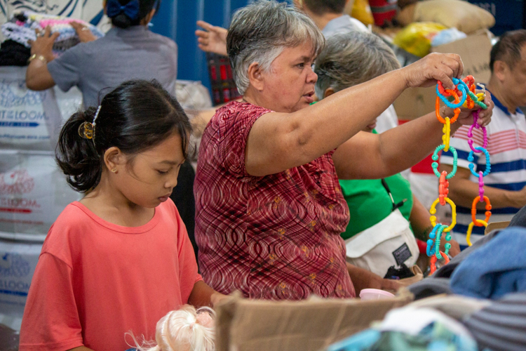 Tzu Chi Foundation held its first rummage sale on January 13 at the Buddhist Tzu Chi Campus (BTCC) in Sta. Mesa, Manila. Residents from the community purchased new and secondhand clothes, toys, houseware, and kitchenware. 【Photo by Matt Serrano】