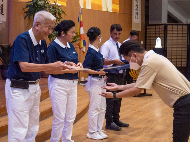 Tzu Chi Philippines CEO Henry Yuñez leads the awarding of Technical-Vocational scholarships in welding and caregiving on November 4 at the Jing Si Hall of Buddhist Tzu Chi Campus in Sta. Mesa, Manila. 【Photo by Matt Serrano】