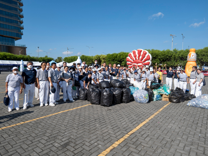 Good job! Tzu Chi volunteers gather for a group photo with the recyclables they collected from Runrio’s Galaxy Watch Earth Day Run. All in all, they collected 214 kilograms of plastic bottles, 242 kilograms of fruit peels, and 20 kilograms of cartons. 【Photo by Matt Serrano】