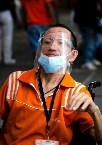 Tricycle driver and welder Juan Villanueva suffered strokes in 2016 and 2019. Unable to work, he now depends on his wife Marie Ann, who runs a sari-sari (convenience) store. 【Photo by Michael Sanchez】