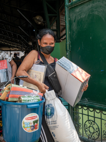 Tzu Chi volunteers distribute 10 kilos of rice, food grocery items, gas stove, casserole, kitchen utensils, blanket, sleeping mat, and hygiene supplies to 277 families in Brgy. 648, Baseco, Manila. 【Photo by Jeaneal Dando】