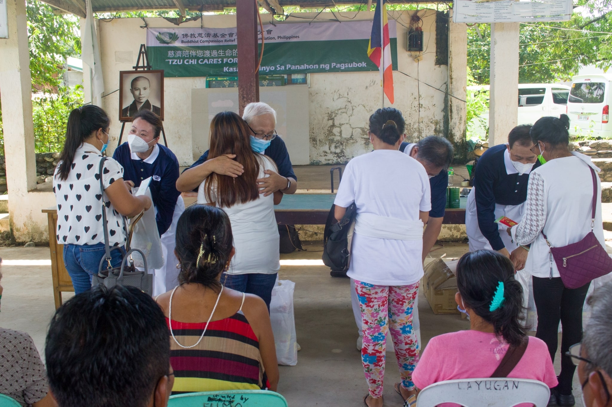 Tzu Chi volunteers give 10,000 pesos cash assistance, rice, and groceries to the bereaved families.【Photo by Matt Serrano】