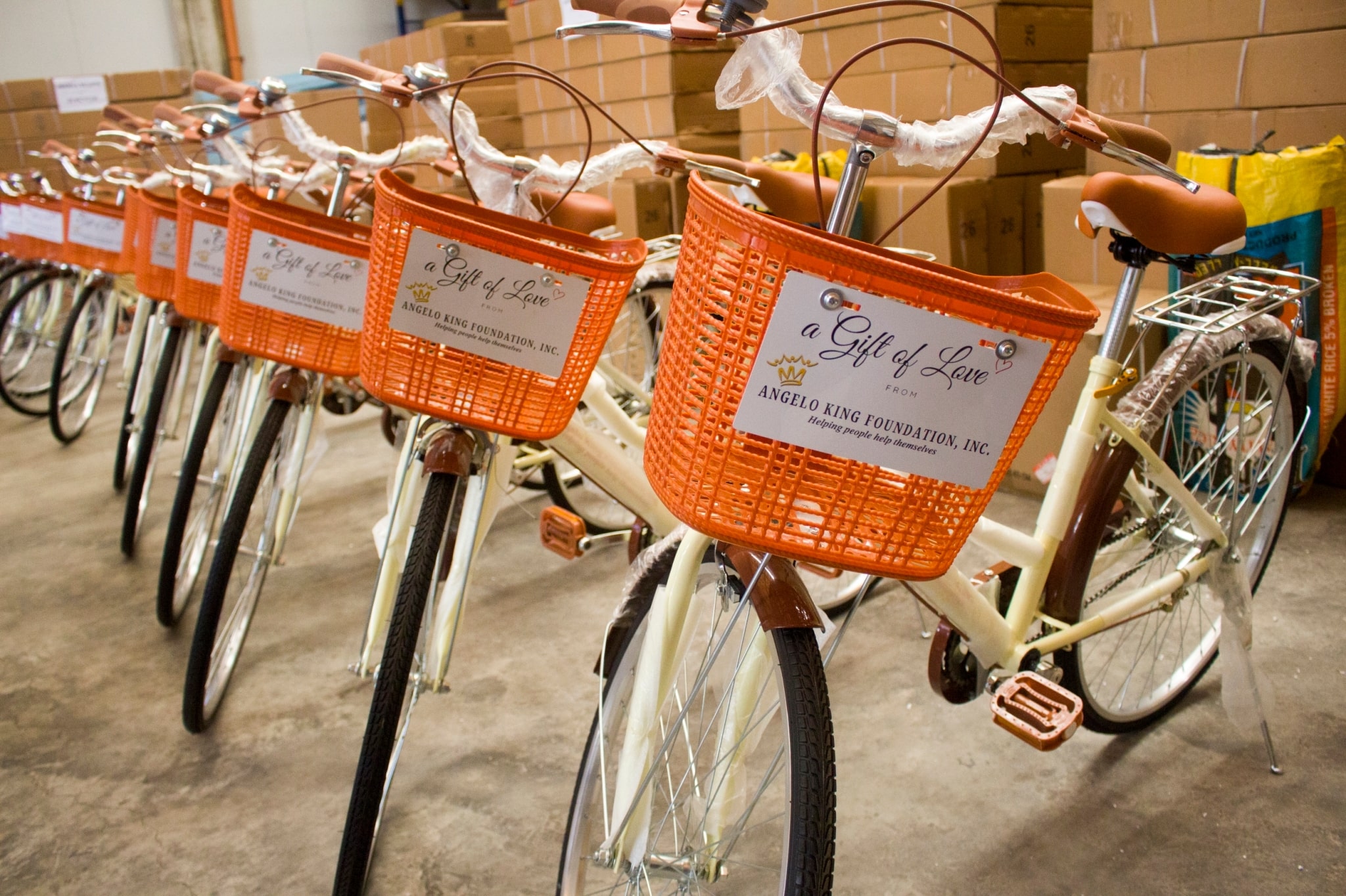 Angelo King Foundation, Inc. (AKFI) donates 50 units of bicycle to Tzu Chi Philippines.【Photo by Matt Serrano】