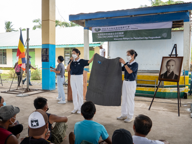 Tzu Chi Philippines Deputy CEO Woon Ng and volunteer Elvira Chua explain the technology behind the blankets from Tzu Chi Taiwan. 【Photo by Jeaneal Dando】