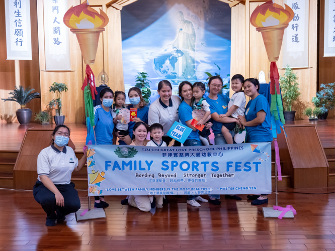 The Blue team strikes a pose for a group photo. 【Photo by Marella Saldonido】