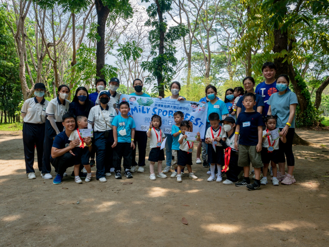 Blue team gathers for a group photo. 【Photo by Daniel Lazar】