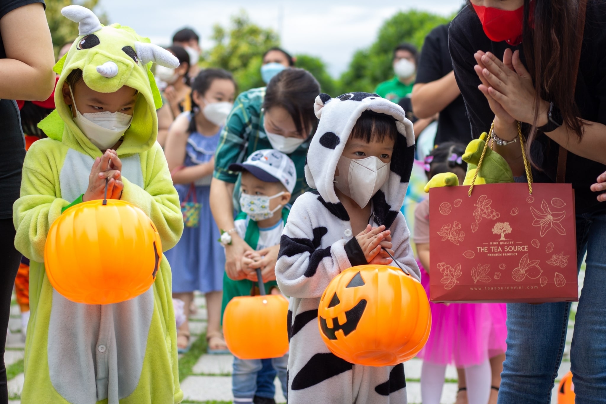 Students gather in front of the Jing Si Abode to pay respect to the Buddha. 【Photo by Jeaneal Dando】