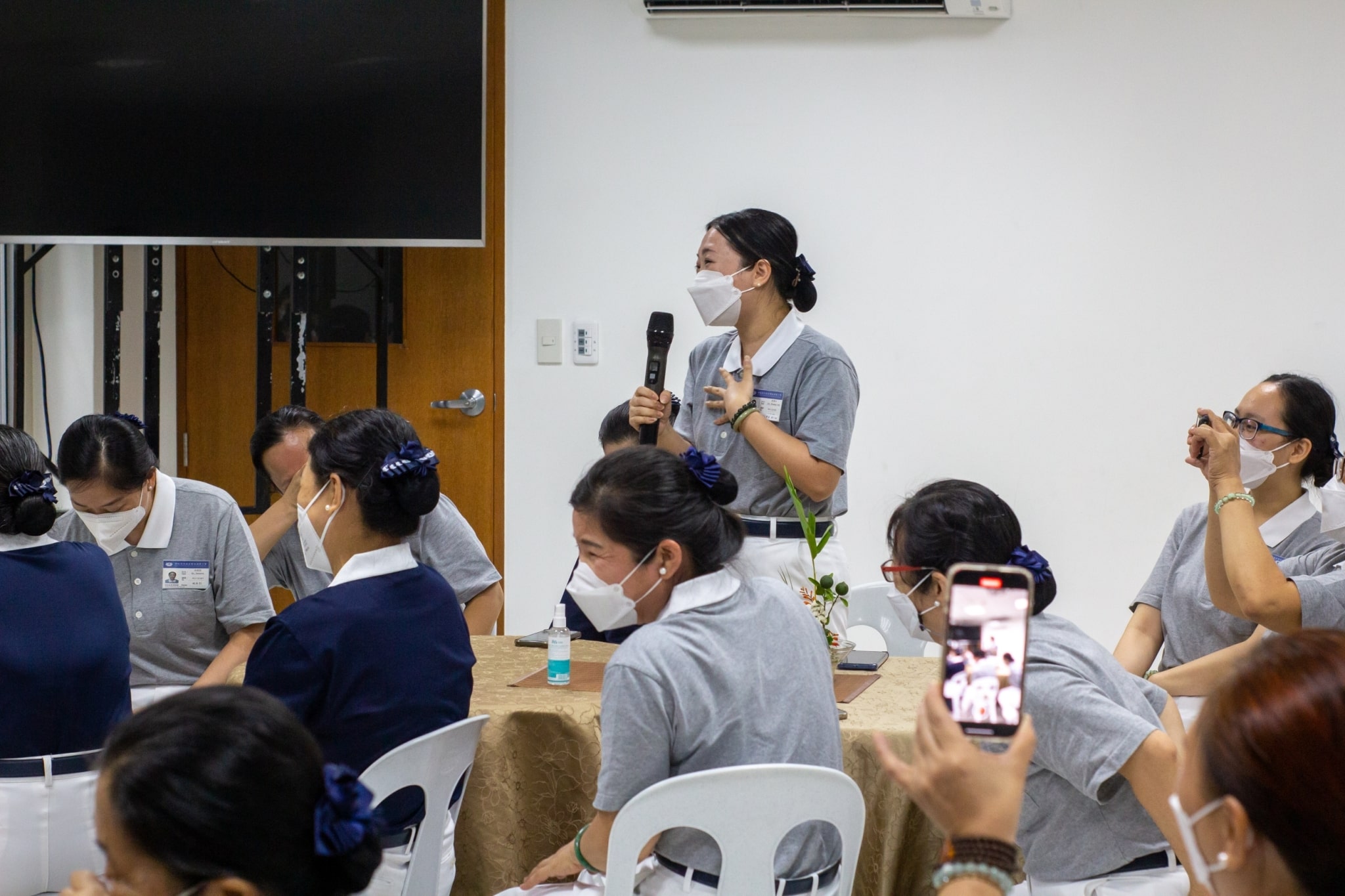 Volunteers divide in breakout groups to discuss ideas and plans in implementing Tzu Chi’s programs.【Photo by Marella Saldonido】