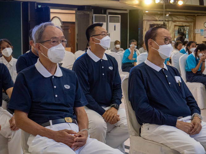 The foot bathing ceremony gets heartfelt reaction from the volunteers. 【Photo by Jeaneal Dando】