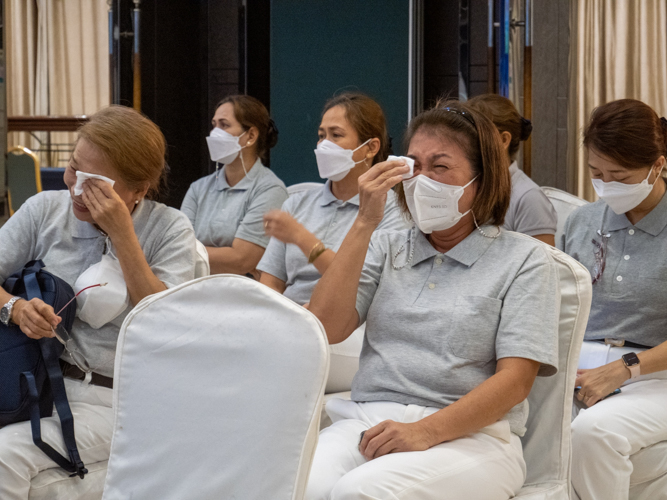 The foot bathing ceremony gets heartfelt reaction from the volunteers. 【Photo by Jeaneal Dando】