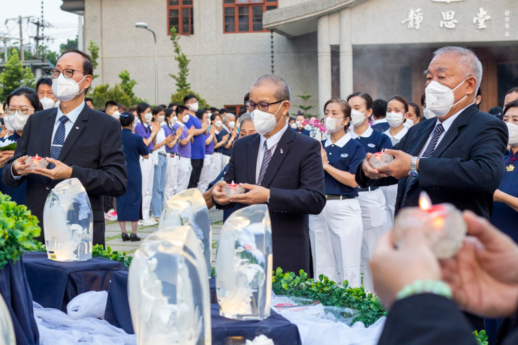 Volunteers offer candles during the Buddha Bathing Ceremony for the 3-in-1 celebration of Buddha Day, Mother’s Day, and Tzu Chi Day on May 14, 2023 at the Buddhist Tzu Chi Campus in Sta. Mesa, Manila. 【Photo by Matt Serrano】