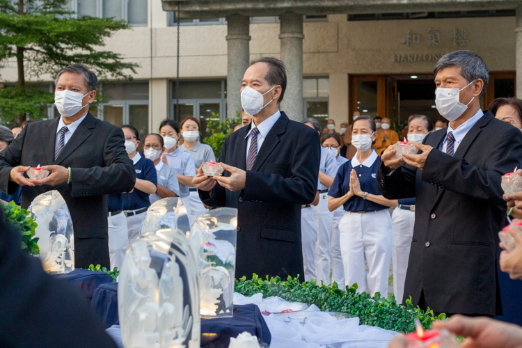 Volunteers offer candles during the Buddha Bathing Ceremony for the 3-in-1 celebration of Buddha Day, Mother’s Day, and Tzu Chi Day on May 14, 2023 at the Buddhist Tzu Chi Campus in Sta. Mesa, Manila. 【Photo by Matt Serrano】