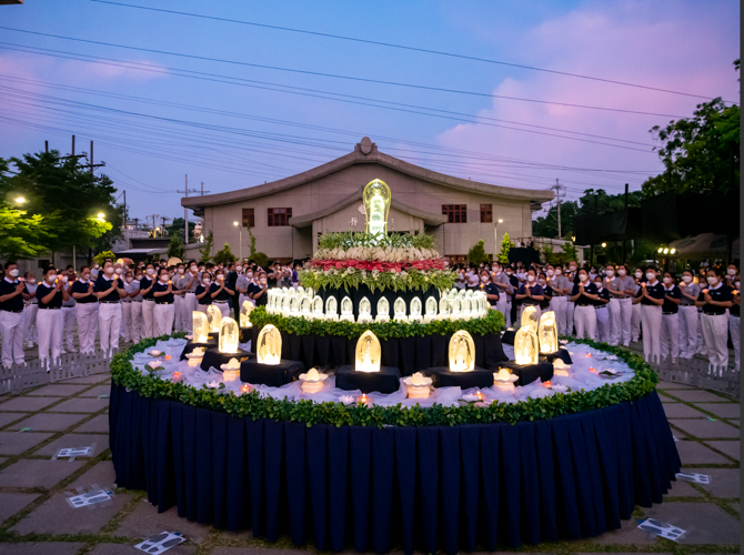 Crystal Buddhas light up as the ceremony approaches dusk. 【Photo by Daniel Lazar】