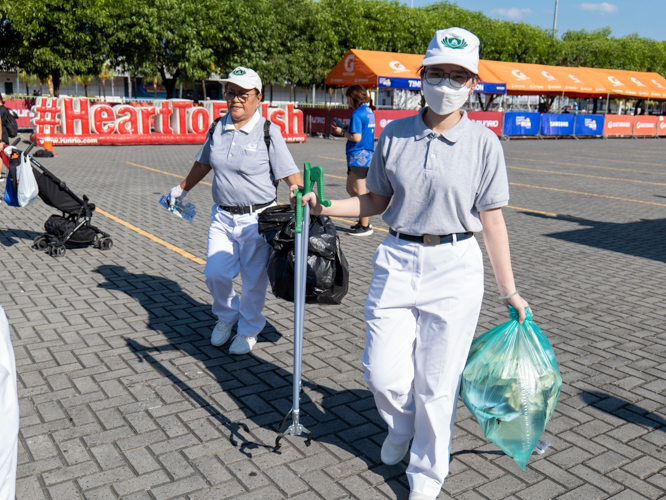 Runners disposed of their trash in large bins set up by Tzu Chi volunteers. From empty PET bottles to banana peels, the collected waste went to Tzu Chi’s recycling station. 【Photo by Matt Serrano】