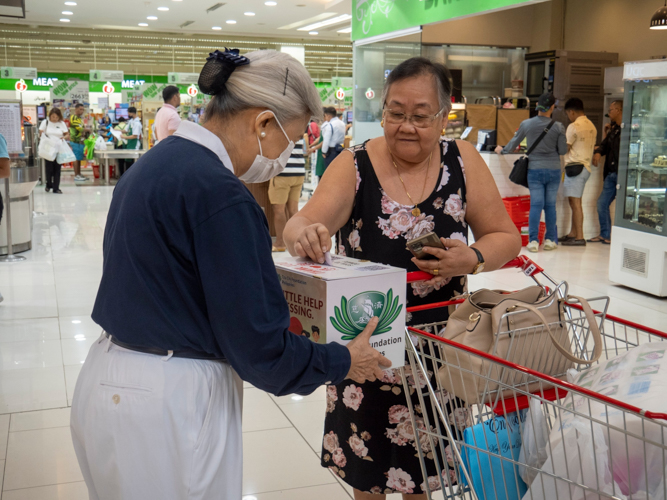 Tzu Chi’s programs are funded through the generosity of people from all walks of life. Robinsons North Tacloban shoppers help ensure the programs continue through donations big and small. 【Photo by Matt Serrano】