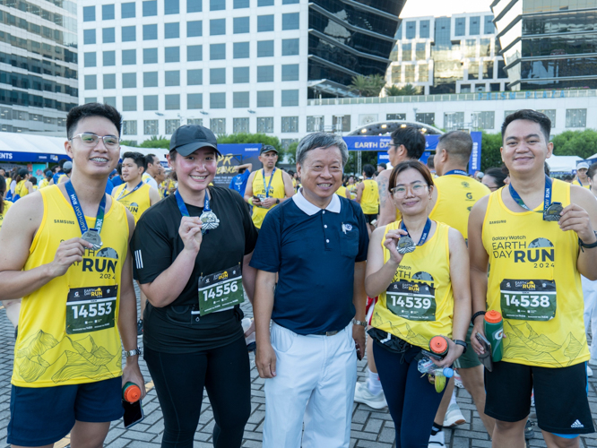 Over 60 Tzu Chi volunteers participated in this year’s Galaxy Watch Earth Day Run organized by Runrio. Here, some of them proudly display their finisher medals. 【Photo by Matt Serrano】