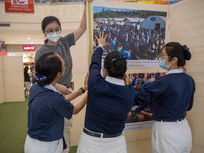 Tzu Chi volunteers set up the photo and video exhibit at Robinsons North Tacloban. 【Photo by Matt Serrano】