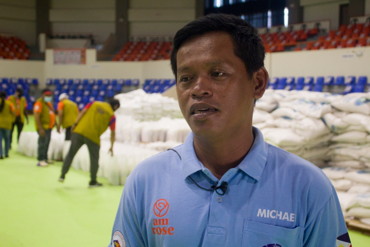 With more than enough to tide him over, jeepney driver Michael Celeste packed 1kilo bags of rice from Tzu Chi and distributed them to neighbors in need. 【Photo by Matt Serrano】