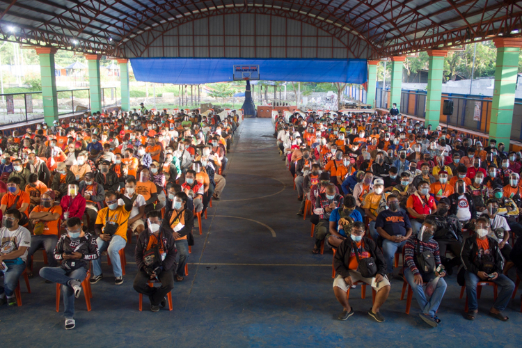 2,331 Caloocan North tricycle drivers were on hand to claim their third and final tranche of rice and relief goods. 【Photo by Matt Serrano】