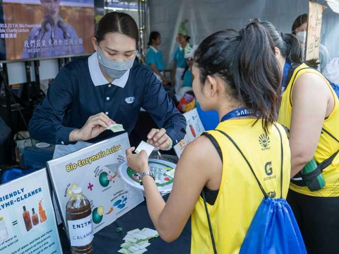Tzu Chi Philippines was among the exhibitors of Runrio’s Galaxy Watch Earth Day Run. After their respective races, runners visited the booths for fresh fruits, vegetarian sandwiches, clothing made from a composite material of discarded fabric and recycled plastics, and upcycled products like floor mats and stool covers made of excess sports sock materials. 【Photo by Matt Serrano】