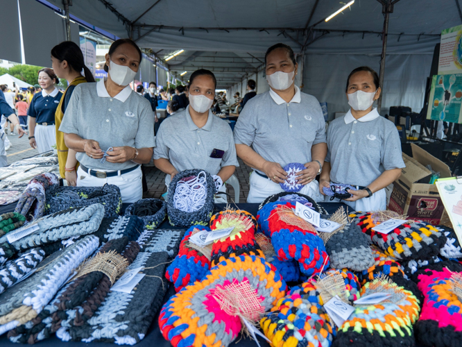 Tzu Chi Philippines was among the exhibitors of Runrio’s Galaxy Watch Earth Day Run. After their respective races, runners visited the booths for fresh fruits, vegetarian sandwiches, clothing made from a composite material of discarded fabric and recycled plastics, and upcycled products like floor mats and stool covers made of excess sports sock materials. 【Photo by Matt Serrano】