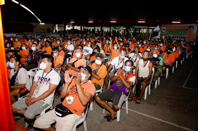 2,852 Caloocan South tricycle drivers were on hand to receive their third and final tranche of rice and relief goods. 【Photo by Michael Sanchez】