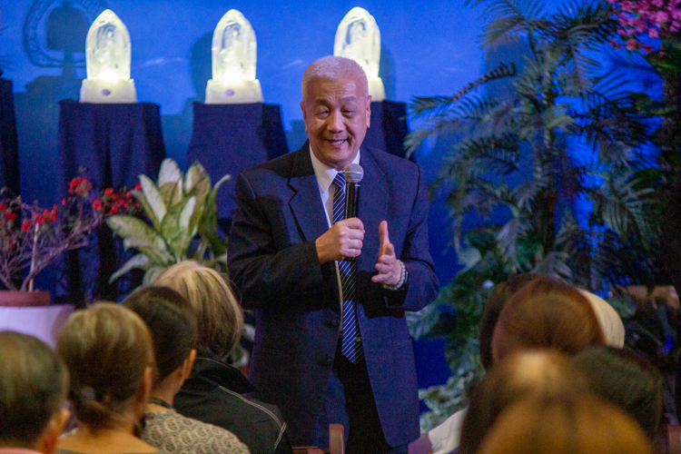 Tzu Chi Philippines CEO Henry Yuñez wished guests a Happy Chinese New Year. 【Photo by Matt Serrano】