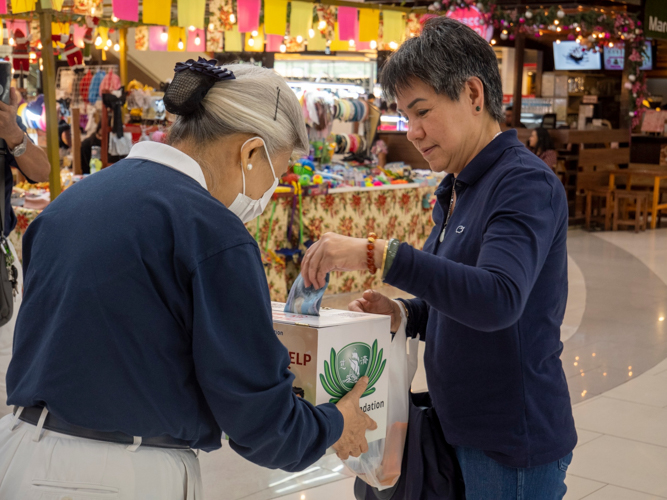 Tzu Chi’s programs are funded through the generosity of people from all walks of life. Robinsons North Tacloban shoppers help ensure the programs continue through donations big and small. 【Photo by Matt Serrano】