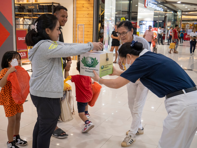 Tzu Chi’s programs are funded through the generosity of people from all walks of life. Robinsons North Tacloban shoppers help ensure the programs continue through donations big and small. 【Photo by Matt Serrano】