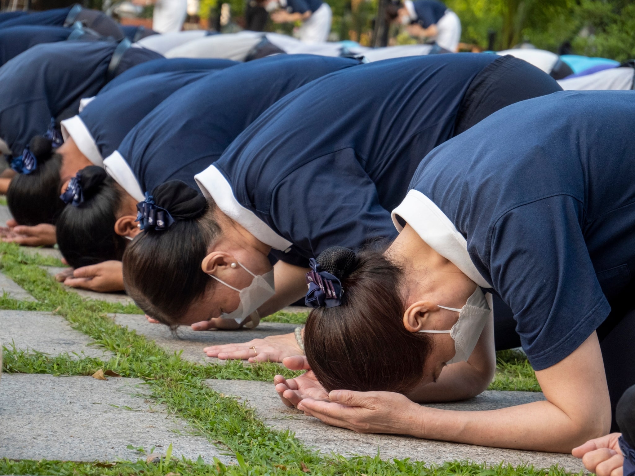 On November 4, Tzu Chi Foundation started its 29th anniversary in the Philippines with the solemn three steps and one bow ceremony at the grounds of Buddhist Tzu Chi Campus in Sta. Mesa, Manila. Commissioners, staffers, volunteers, scholars, and special guests participated in the dawn ritual.【Photo by Matt Serrano】