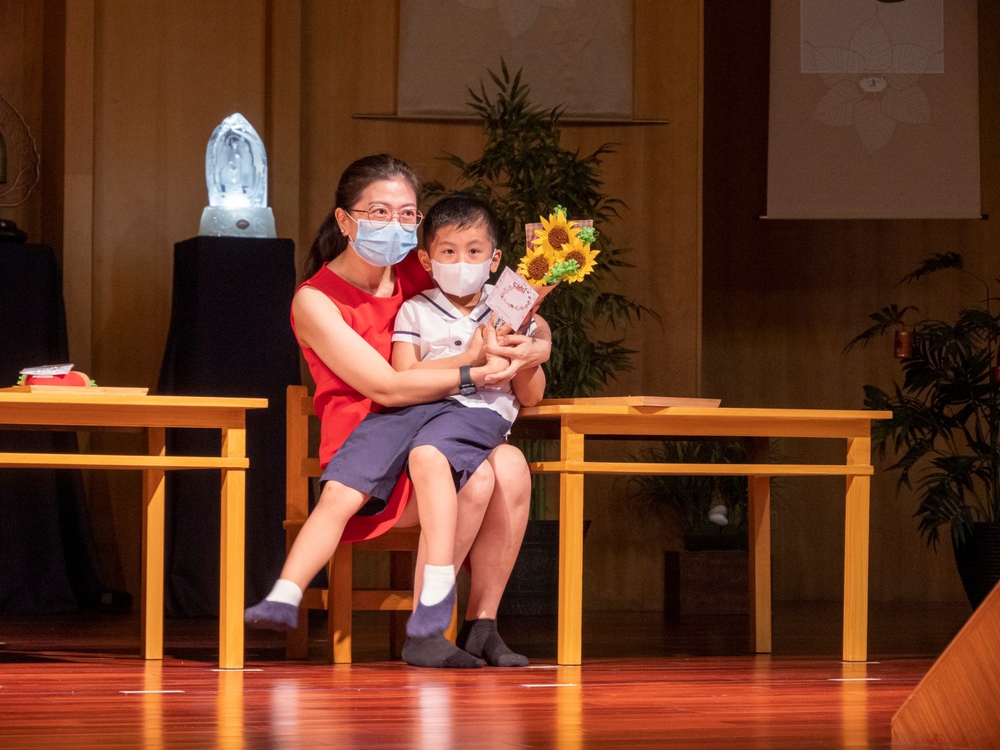 Preschool students invite their mothers to the stage and present them with flowers, cards, and a back massage. 【Photo by Matt Serrano】