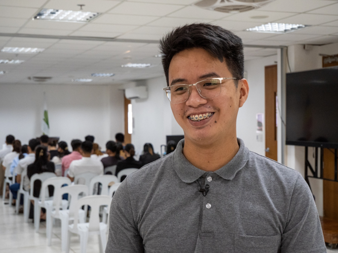 Ian Manlulu, a volunteer under the educational assistance program of Tzu Chi’s Charity Department, hopes that the scholars come out of the seminar more prepared and knowledgeable about how to tackle a job interview.【Photo by Matt Serrano】