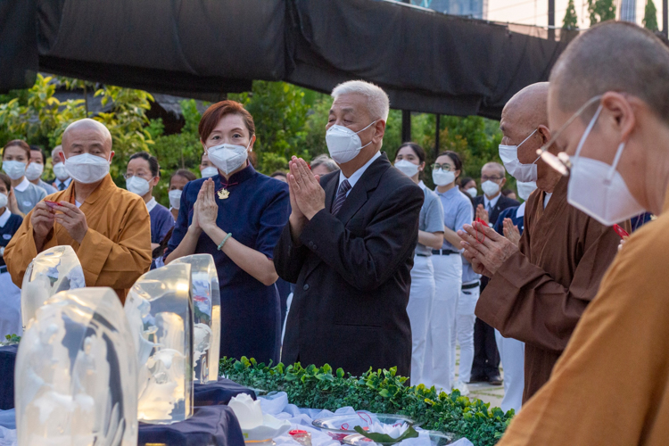Dharma Masters together with Tzu Chi Philippines CEO Henry Yuñez (center) participate in the Buddha Bathing Ceremony. 【Photo by Matt Serrano】