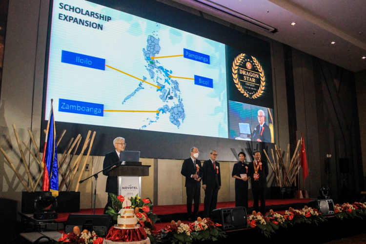 Tzu Chi Philippines CEO Henry Yuñez presents the foundation’s recent accomplishments and future plans to the attendees of the Dragon Star Awarding Ceremony. 【Photo by Kinlon Fan】