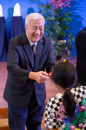 Tzu Chi Philippines CEO Henry Yuñez leads the distribution of angpao (red envelope), a gift from the Tzu Chi founder Dharma Master Cheng Yen. 【Photo by Marella Saldonido】