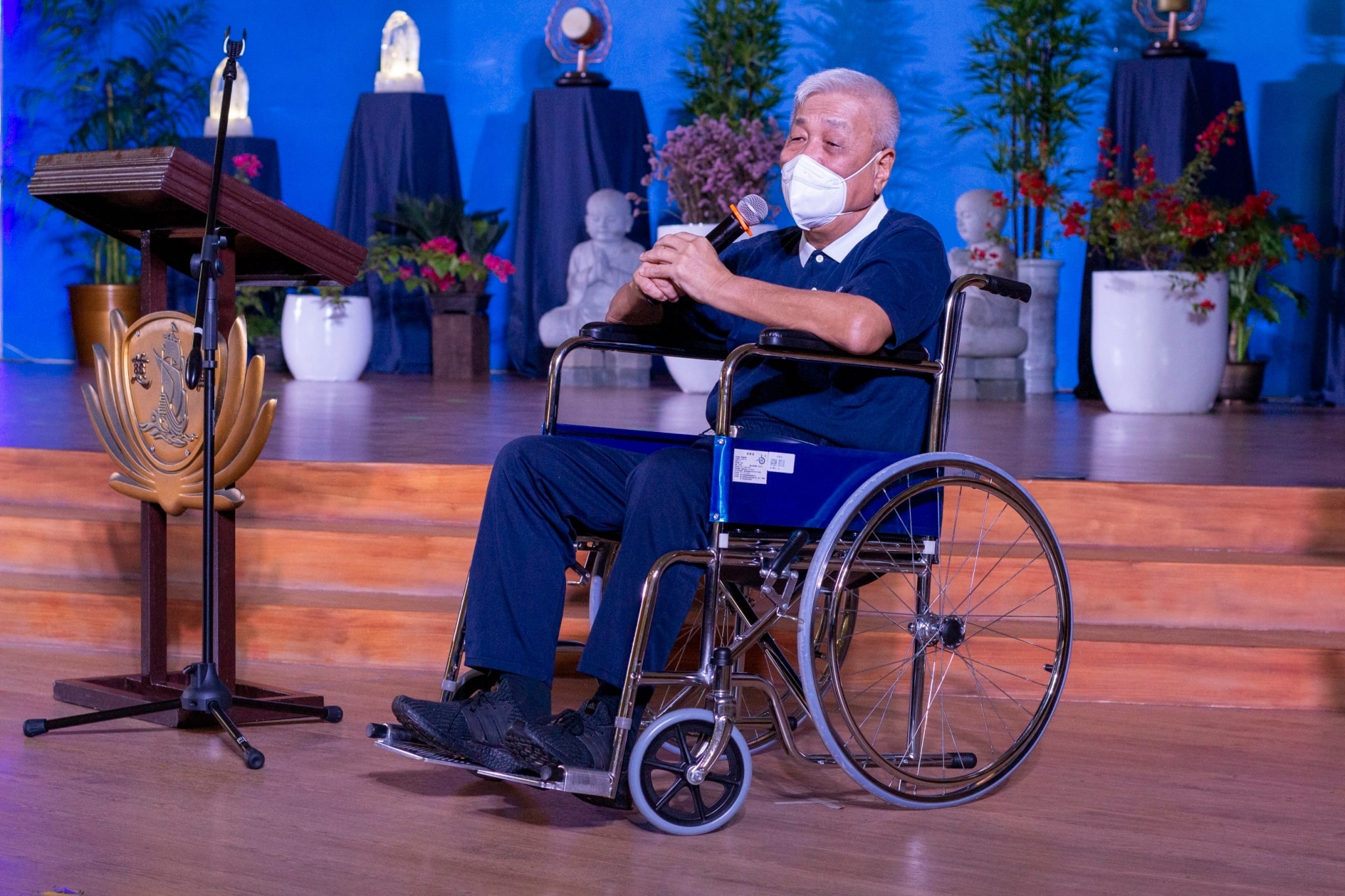 Recovering from a mild stroke, Tzu Chi Philippines CEO Henry Yuñez attends the opening program of the camp, much to the delight of volunteers.【Photo by Matt Serrano】